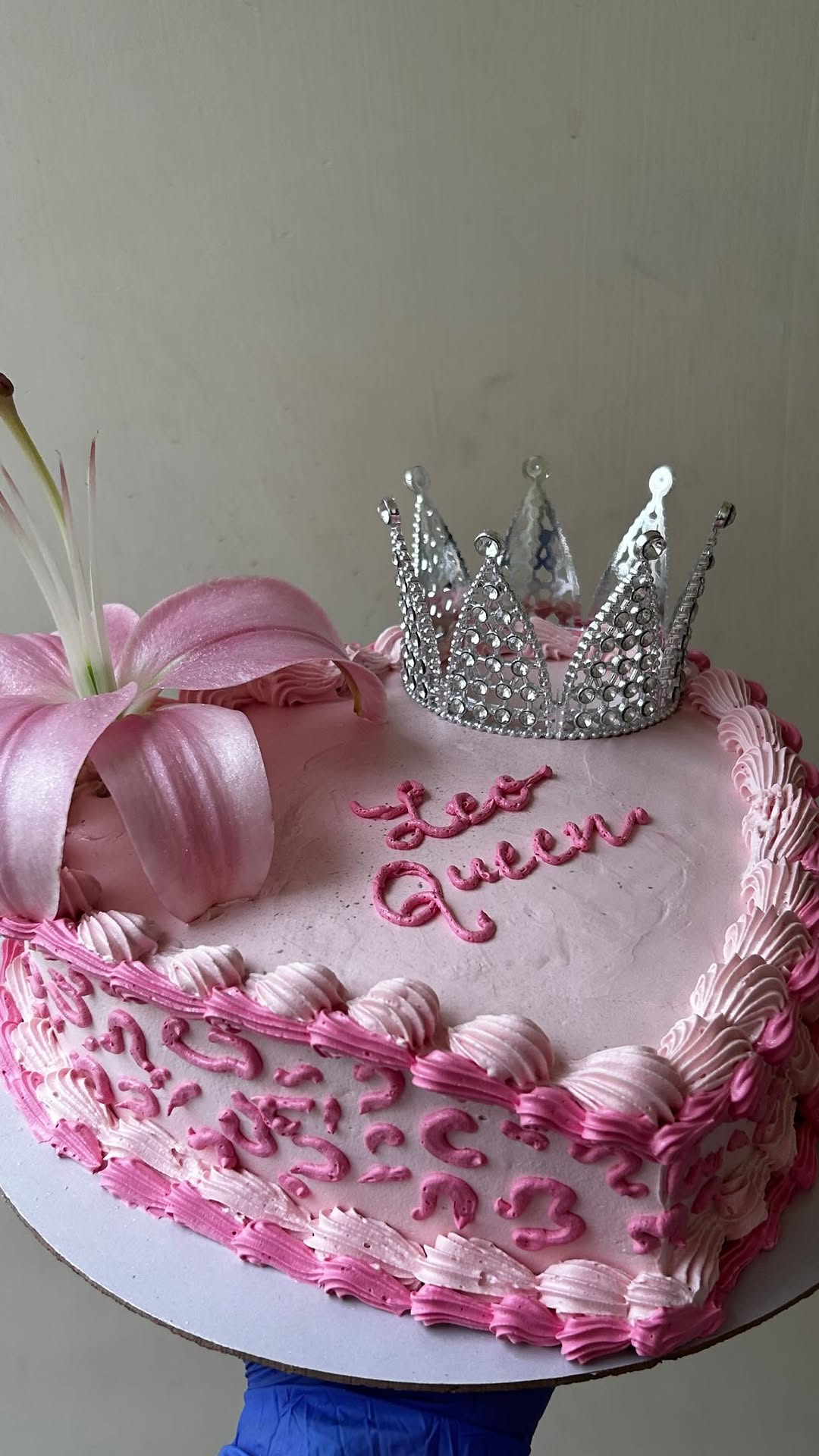 Pink queen crown cake